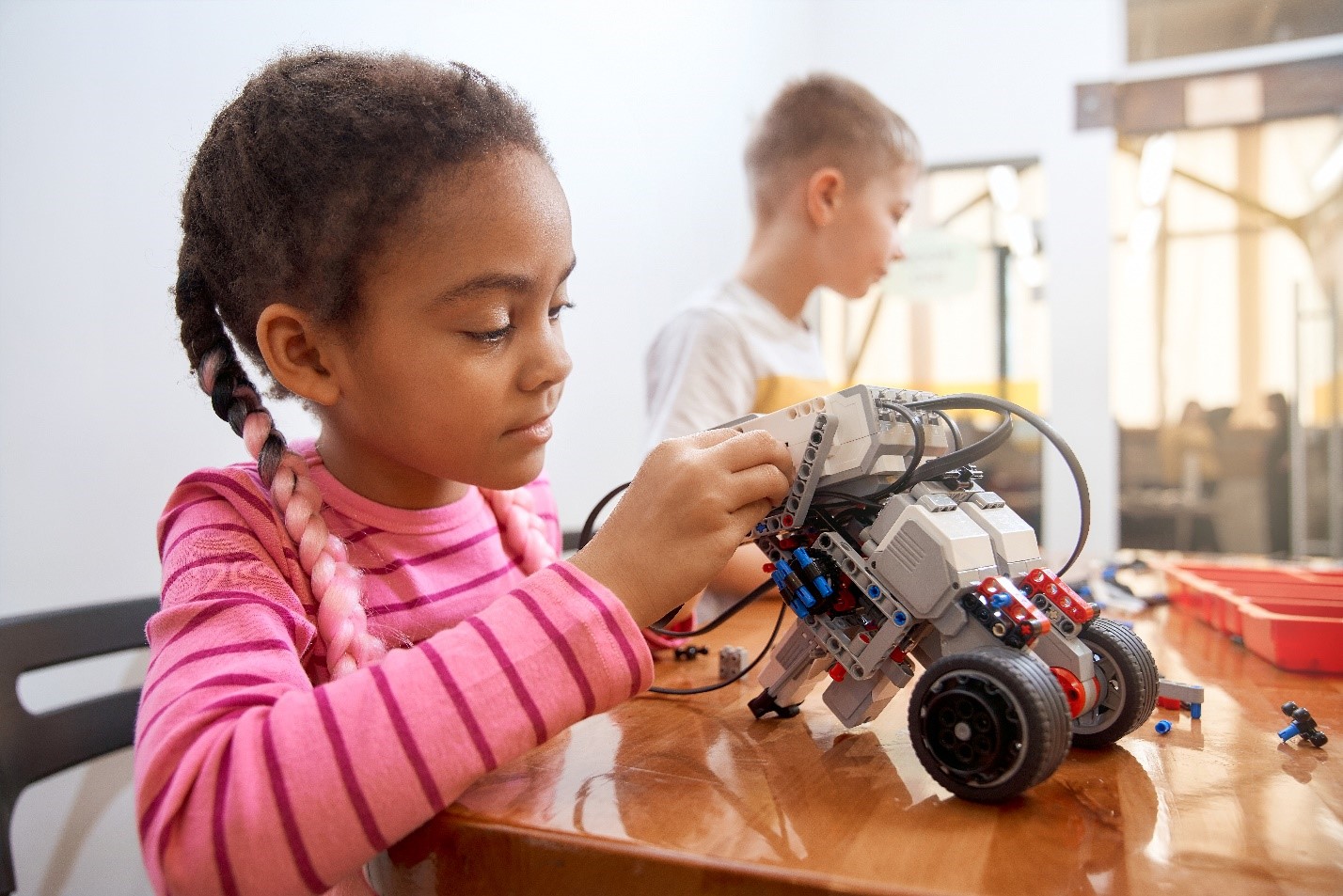 Kids building robot